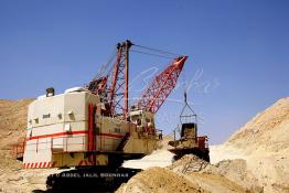 Image du Maroc Professionnelle de  Extraction du phosphate à la mine de Khouribga du Groupe OCP de L'Office chérifien des phosphates. Le Groupe OCP : Société anonyme fondée en 1920 et domiciliée au Maroc. Groupe OCP est le leader mondial des exportations des phosphates et produits dérivés, Mercredi 19 Septembre 2007. (Photo / Abdeljalil Bounhar) 